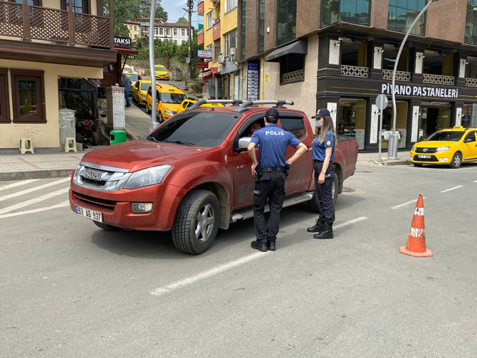 kovid-19-ile-mucadele-kapsaminda-uygulanan-sokaga-cikma-kisitlamasi-ile-rizede-cadde-ve-sokaklar-bos-kaldi-guvenlik-gucleri-sokak-ve-caddeler-ile-ana-yollarda-denetim-ve-kontrollerine-devam-etti-7.jpg