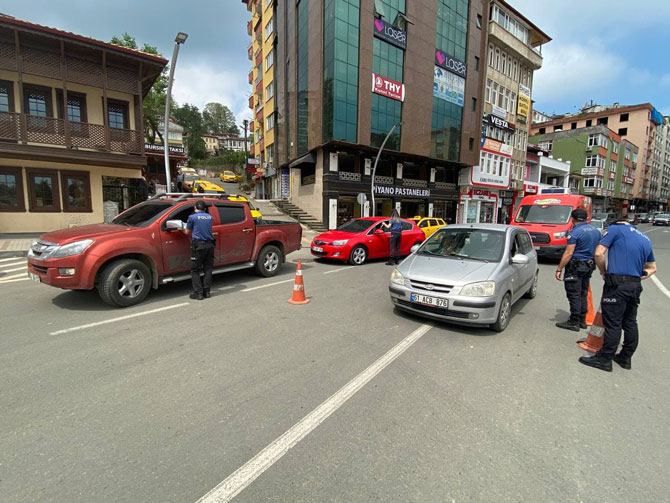kovid-19-ile-mucadele-kapsaminda-uygulanan-sokaga-cikma-kisitlamasi-ile-rizede-cadde-ve-sokaklar-bos-kaldi-guvenlik-gucleri-sokak-ve-caddeler-ile-ana-yollarda-denetim-ve-kontrollerine-devam-etti-9.jpg