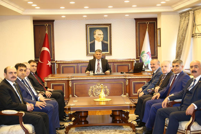 kto-yonetiminden-vali-yazici’ya-ziyaret2.jpg kto-yonetiminden-vali-yazici’ya-ziyaret2.jpg