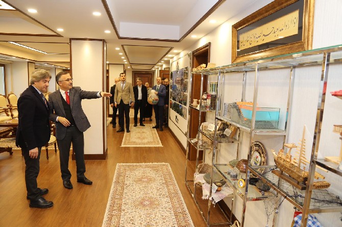 kultur-ve-turizm-bakan-yardimcisi-ahmet-misbah-demircan,-rize-valisi-kemal-ceberi-ziyaret-etti-(3).jpg