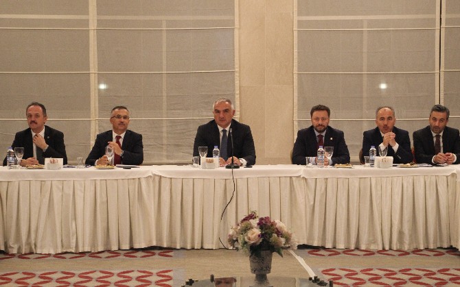 kultur-ve-turizm-bakani-mehmet-nuri-ersoy,-rize’de-turizmcilerle-toplantida-bir-araya-geldi-(4).jpg