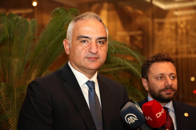 kultur-ve-turizm-bakani-mehmet-nuri-ersoy,-rizede-turizmcilerle-toplantida-bir-araya-geldi.--(1).jpg