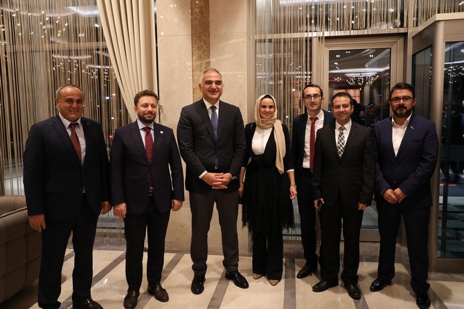 kultur-ve-turizm-bakani-mehmet-nuri-ersoy,-rizede-turizmcilerle-toplantida-bir-araya-geldi.--(2).jpg