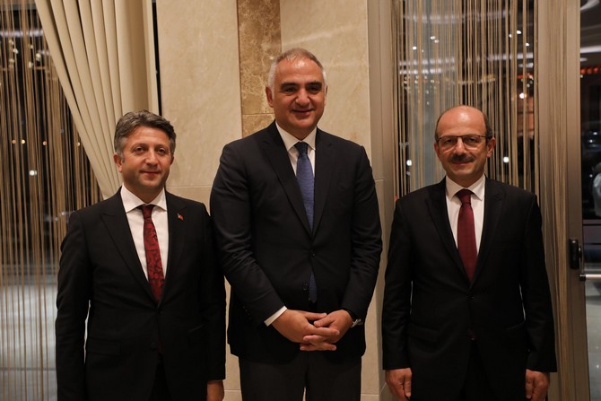 kultur-ve-turizm-bakani-mehmet-nuri-ersoy,-rizede-turizmcilerle-toplantida-bir-araya-geldi.--(3).jpg