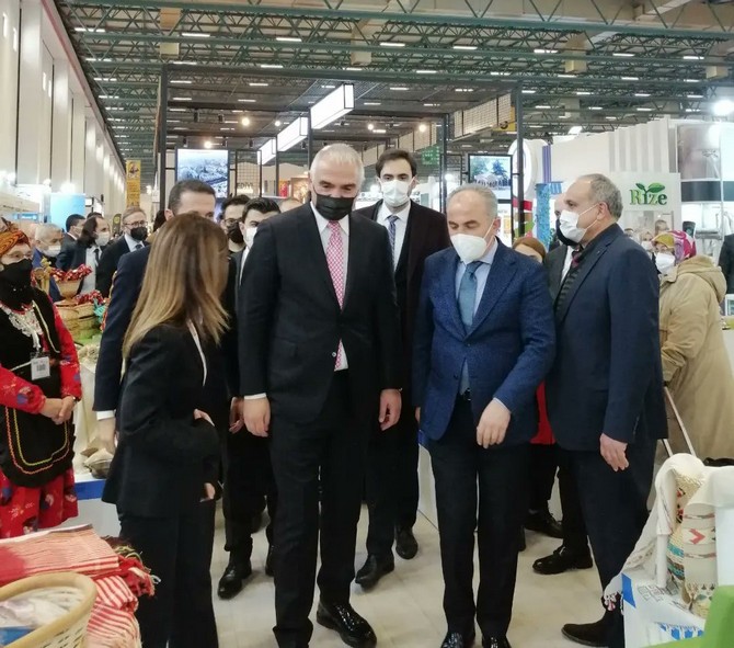 kultur-ve-turizm-bakani-mehmet-nuri-ersoy-acilisini-yaptigi-dogu-akdeniz-uluslararasi-turizm-ve-tanitim-fuarinda-emitt-yer-alan-rize-standini-ziyaret-etti-1.jpg