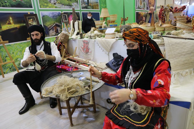 kultur-ve-turizm-bakani-mehmet-nuri-ersoy-acilisini-yaptigi-dogu-akdeniz-uluslararasi-turizm-ve-tanitim-fuarinda-emitt-yer-alan-rize-standini-ziyaret-etti-10.jpg