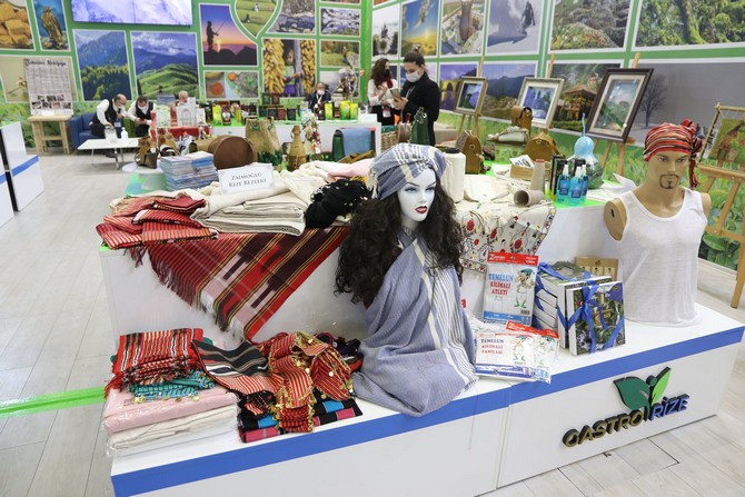 kultur-ve-turizm-bakani-mehmet-nuri-ersoy-acilisini-yaptigi-dogu-akdeniz-uluslararasi-turizm-ve-tanitim-fuarinda-emitt-yer-alan-rize-standini-ziyaret-etti-11.jpg