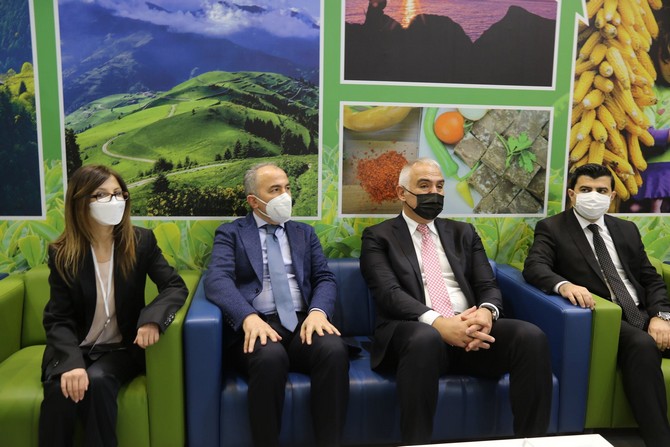 kultur-ve-turizm-bakani-mehmet-nuri-ersoy-acilisini-yaptigi-dogu-akdeniz-uluslararasi-turizm-ve-tanitim-fuarinda-emitt-yer-alan-rize-standini-ziyaret-etti-13.jpg