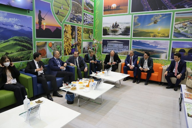 kultur-ve-turizm-bakani-mehmet-nuri-ersoy-acilisini-yaptigi-dogu-akdeniz-uluslararasi-turizm-ve-tanitim-fuarinda-emitt-yer-alan-rize-standini-ziyaret-etti-17.jpg
