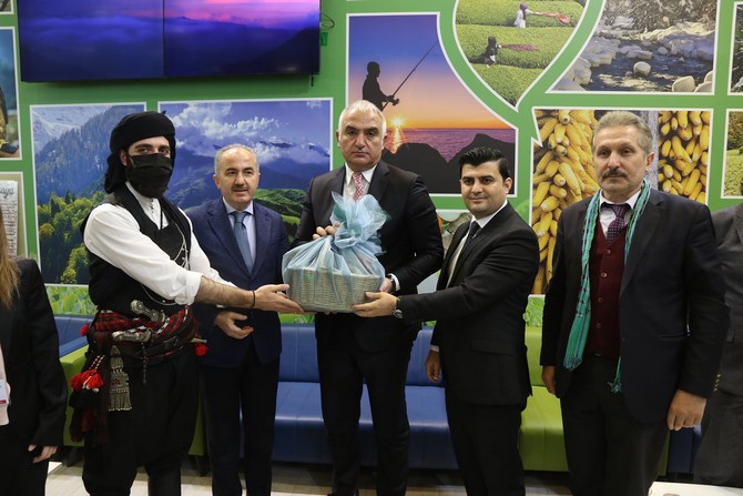 kultur-ve-turizm-bakani-mehmet-nuri-ersoy-acilisini-yaptigi-dogu-akdeniz-uluslararasi-turizm-ve-tanitim-fuarinda-emitt-yer-alan-rize-standini-ziyaret-etti-19.jpg