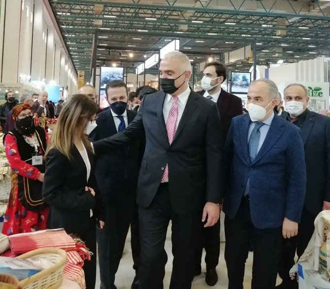 kultur-ve-turizm-bakani-mehmet-nuri-ersoy-acilisini-yaptigi-dogu-akdeniz-uluslararasi-turizm-ve-tanitim-fuarinda-emitt-yer-alan-rize-standini-ziyaret-etti-2-001.jpg