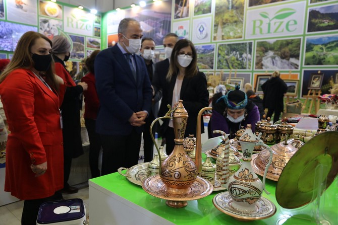 kultur-ve-turizm-bakani-mehmet-nuri-ersoy-acilisini-yaptigi-dogu-akdeniz-uluslararasi-turizm-ve-tanitim-fuarinda-emitt-yer-alan-rize-standini-ziyaret-etti-20.jpg