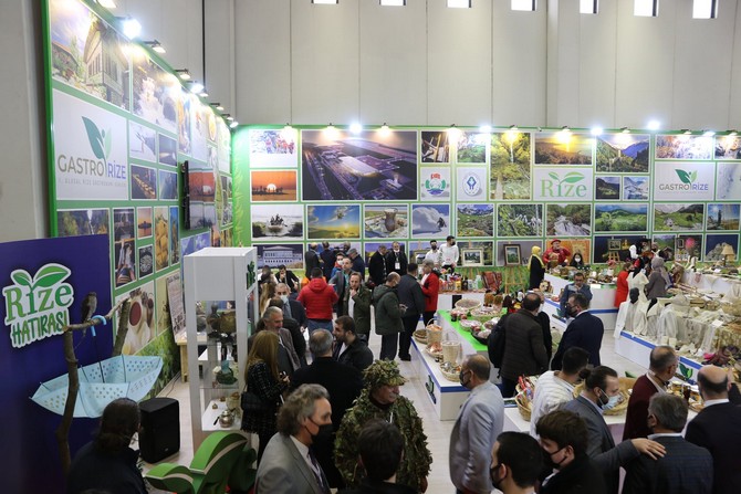 kultur-ve-turizm-bakani-mehmet-nuri-ersoy-acilisini-yaptigi-dogu-akdeniz-uluslararasi-turizm-ve-tanitim-fuarinda-emitt-yer-alan-rize-standini-ziyaret-etti-7.jpg