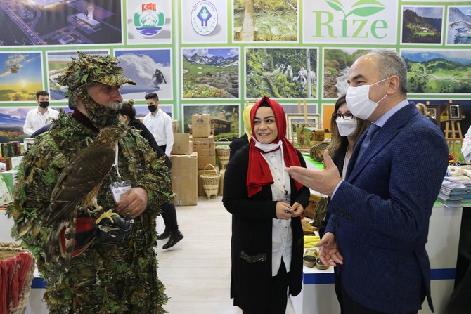 kultur-ve-turizm-bakani-mehmet-nuri-ersoy-acilisini-yaptigi-dogu-akdeniz-uluslararasi-turizm-ve-tanitim-fuarinda-emitt-yer-alan-rize-standini-ziyaret-etti-8.jpg