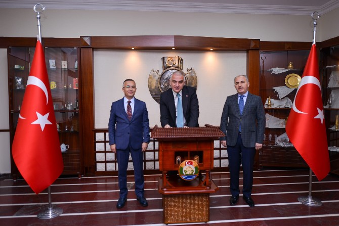 kultur-ve-turizm-bakani-mehmet-nuri-ersoy-rize-valiligini-ziyaret-etti-3.jpg