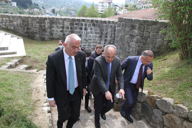kultur-ve-turizm-bakani-mehmet-nuri-ersoy-rizede-6-001.jpg