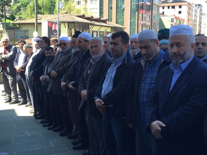kursat-inan-icin-rizede-giyabi-cenaze-namazi-kilindi-(11).jpg