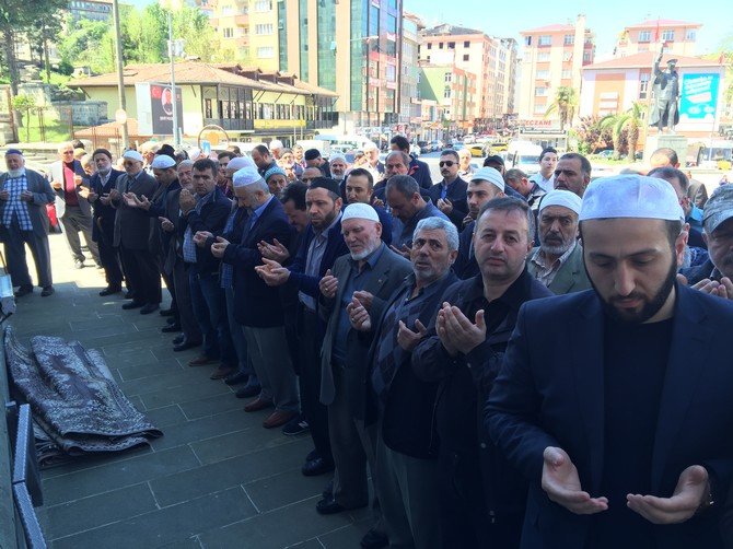 kursat-inan-icin-rizede-giyabi-cenaze-namazi-kilindi-(18).jpg