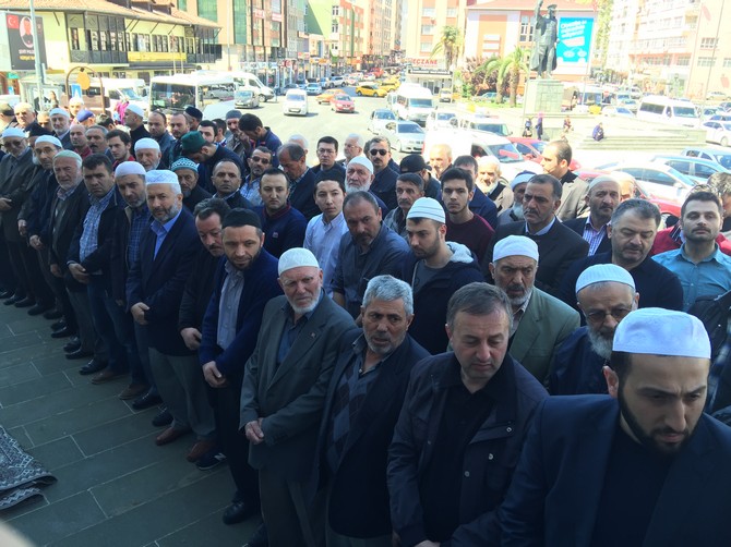 kursat-inan-icin-rizede-giyabi-cenaze-namazi-kilindi-(4).jpg