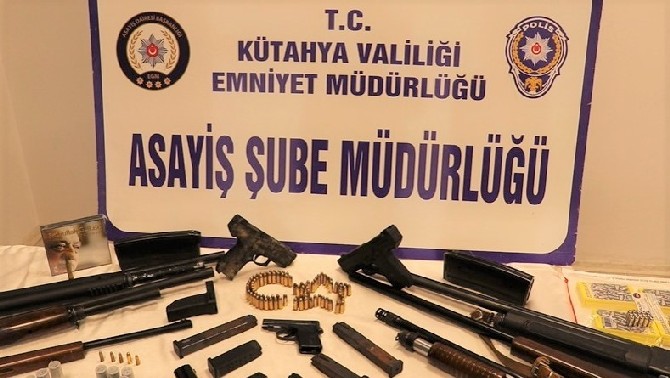 kutahya-merkezli-rizenin-de-aralarinda-yer-aldigi-9-ilde-41-adrese-es-zamanli-yapilan-operasyonlarda-cok-sayida-silah-ve-muhimmat-ele-gecirildi-6.jpg