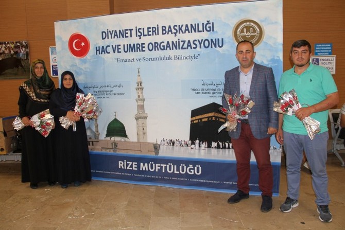 kutsal-topraklardan-donen-rizeli-hacilar-gullerle-karsilandi-(1).jpg