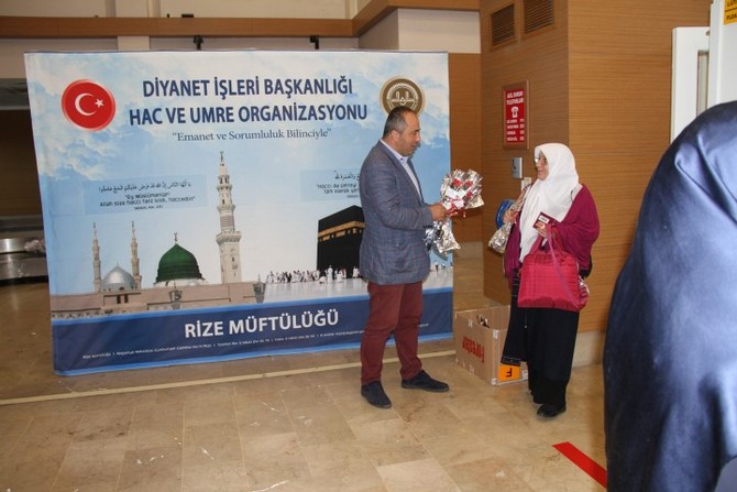 kutsal-topraklardan-donen-rizeli-hacilar-gullerle-karsilandi-(12).jpg