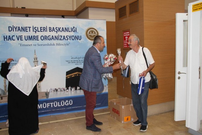 kutsal-topraklardan-donen-rizeli-hacilar-gullerle-karsilandi-(13).jpg