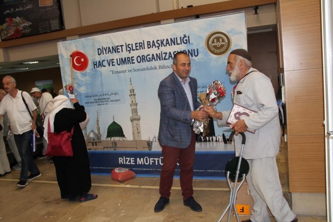 kutsal-topraklardan-donen-rizeli-hacilar-gullerle-karsilandi-(14).jpg