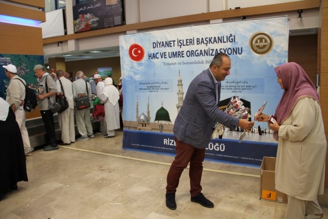 kutsal-topraklardan-donen-rizeli-hacilar-gullerle-karsilandi-(15).jpg