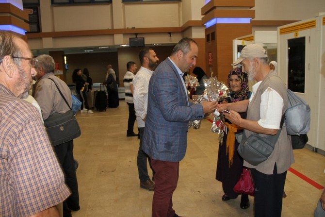 kutsal-topraklardan-donen-rizeli-hacilar-gullerle-karsilandi-(6).jpg