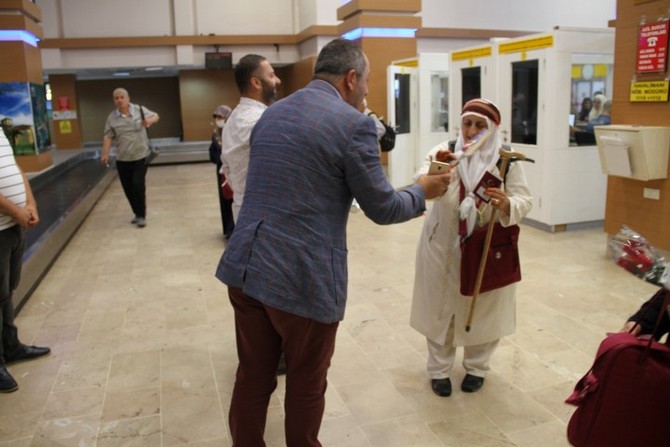 kutsal-topraklardan-donen-rizeli-hacilar-gullerle-karsilandi-(7).jpg