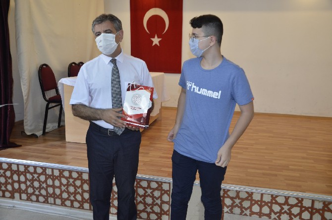 lgs-2020-de-rizede-ilk-10a-giren-ogrenciler-odullendirildi-(3).jpg