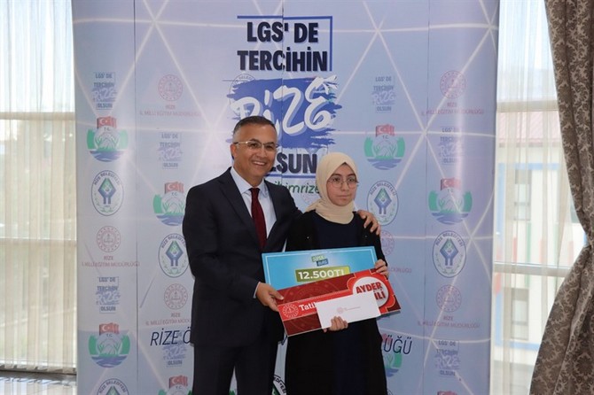 lgsde-rize-siralamasinda-ilk-50ye-girerek-tercihlerinde-rizede-yer-alan-okullari-secen-ogrencilere-hediyelerinin-verildigi-lgsde-ilk-tercihin-rize-olsun-odul-toreni-gerceklestirildi-10.jpg