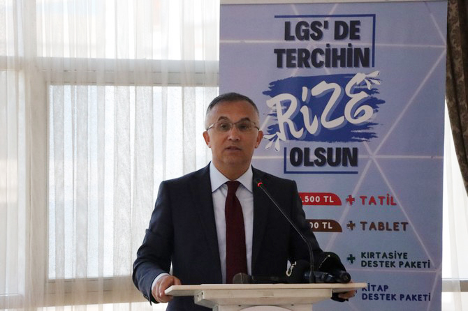 lgsde-rize-siralamasinda-ilk-50ye-girerek-tercihlerinde-rizede-yer-alan-okullari-secen-ogrencilere-hediyelerinin-verildigi-lgsde-ilk-tercihin-rize-olsun-odul-toreni-gerceklestirildi-4.jpg