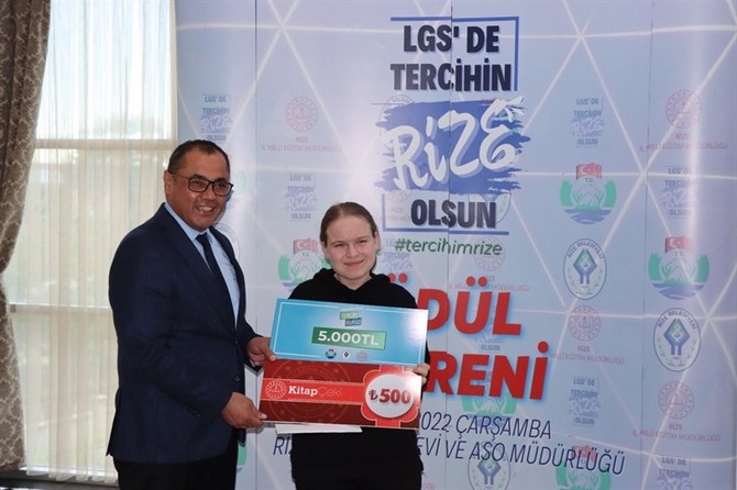 lgsde-rize-siralamasinda-ilk-50ye-girerek-tercihlerinde-rizede-yer-alan-okullari-secen-ogrencilere-hediyelerinin-verildigi-lgsde-ilk-tercihin-rize-olsun-odul-toreni-gerceklestirildi-7.jpg