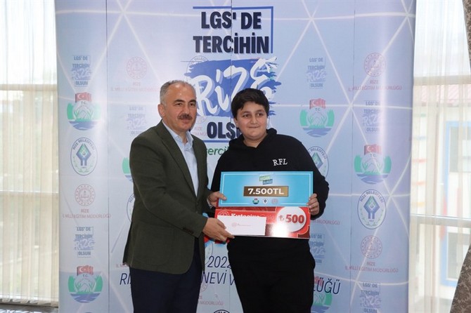 lgsde-rize-siralamasinda-ilk-50ye-girerek-tercihlerinde-rizede-yer-alan-okullari-secen-ogrencilere-hediyelerinin-verildigi-lgsde-ilk-tercihin-rize-olsun-odul-toreni-gerceklestirildi-8.jpg