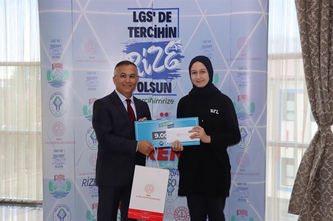 lgsde-rize-siralamasinda-ilk-50ye-girerek-tercihlerinde-rizede-yer-alan-okullari-secen-ogrencilere-hediyelerinin-verildigi-lgsde-ilk-tercihin-rize-olsun-odul-toreni-gerceklestirildi-9.jpg