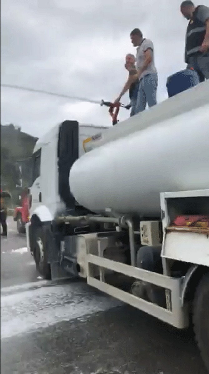 lpg-yuklu-tanker-kaza-yapti,-karadeniz-sahil-yolu-trafige-kapandi-(4).jpg