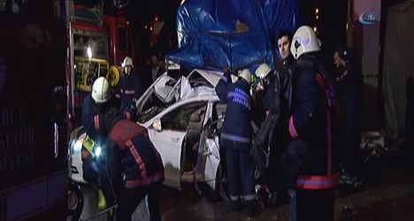 luks-otomobil-park-halindeki-tir’a-carpti-3-olu,-1-yarali.jpg luks-otomobil-park-halindeki-tir’a-carpti-3-olu,-1-yarali.jpg