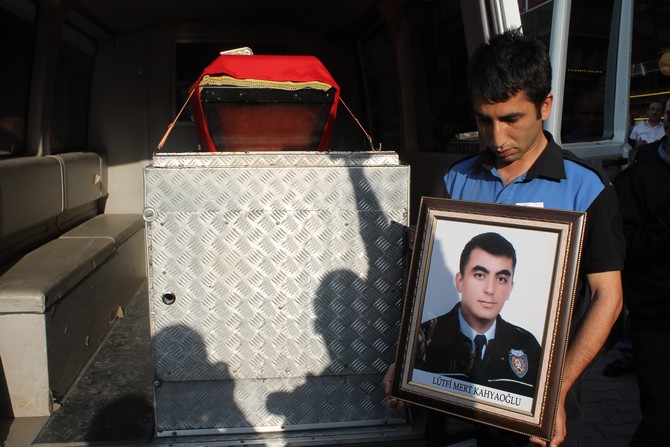 lutfi-mert-kahyaoglu-hayatini-kaybeden-genc-polisin-cenazesi-ailesine-teslim-edildi-(4).jpg
