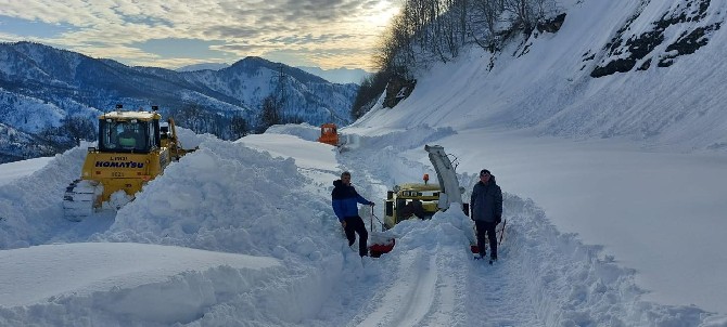 macahelde-kar-kalinligi-3-metreyi-buldu-7.jpg
