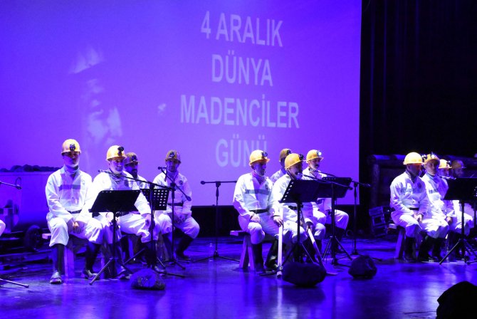 madenci-korosu-ilk-konser-heyecanini-yasadi-(2).jpg