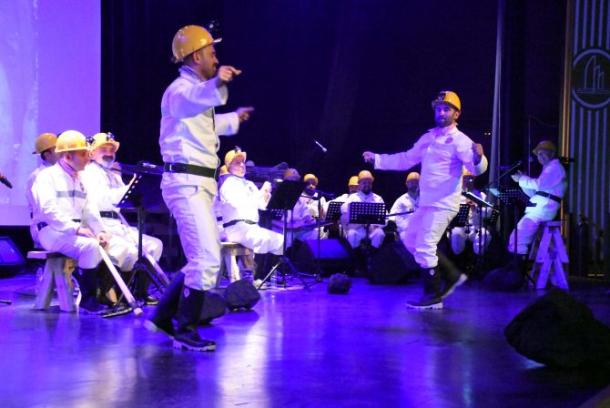 madenci-korosu-ilk-konser-heyecanini-yasadi-(6).jpg