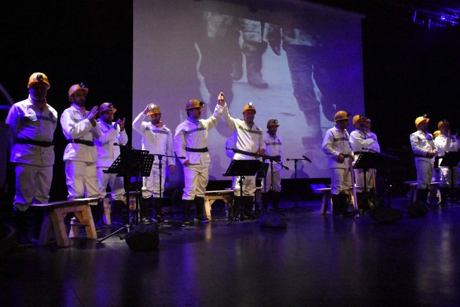 madenci-korosu-ilk-konser-heyecanini-yasadi-(7).jpg
