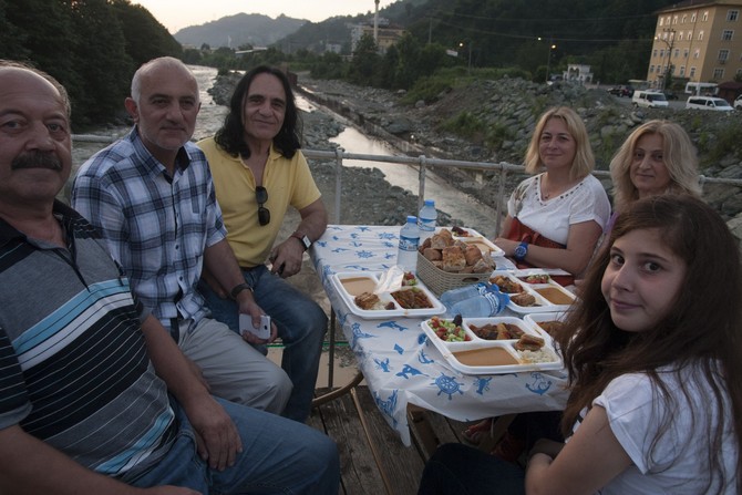 madenli-beldesinde-her-sene-geleneksel-olarak-duzenlenen-asma-kopru-uzerindeki-iftar-programina-dere-icerisinde-yapilan-hes-calismasi-sebebiyle-ara-verildi-(6)-001.jpg