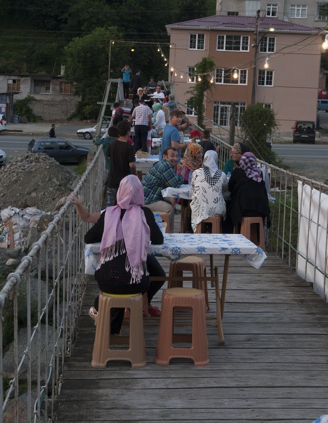 madenli-beldesinde-her-sene-geleneksel-olarak-duzenlenen-asma-kopru-uzerindeki-iftar-programina-dere-icerisinde-yapilan-hes-calismasi-sebebiyle-ara-verildi-(7).jpg
