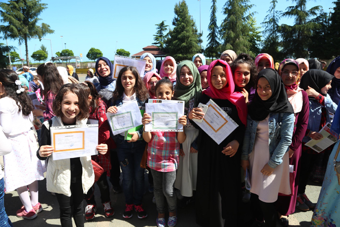 mahmut-celalettin-okten-imam-hatip-ortaokulu-ogrencileri-de-karne-almanin-mutlulugunu-yasadi-2.jpg