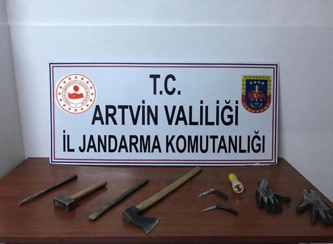 manastirda-izinsiz-kazi-yapan-3-kisi-gozaltina-alindi-(1).jpg