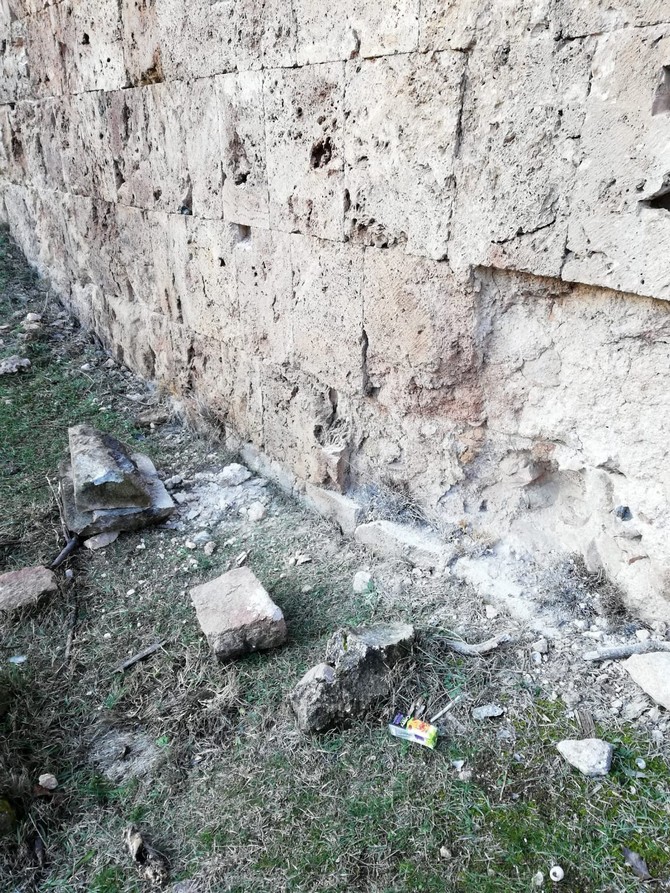 manastirda-izinsiz-kazi-yapan-3-kisi-gozaltina-alindi-(2).jpg