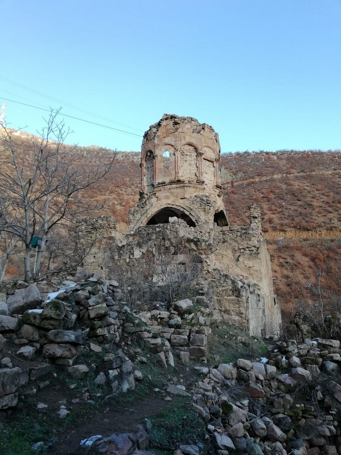 manastirda-izinsiz-kazi-yapan-3-kisi-gozaltina-alindi-(3).jpg